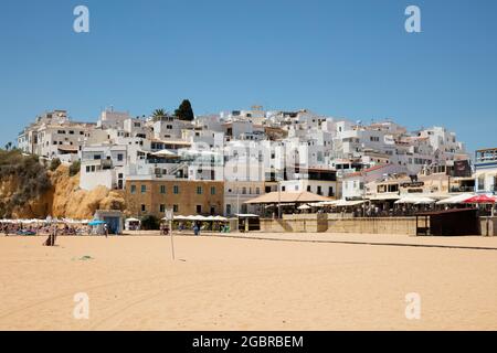 Géographie / voyage, Portugal, Algarve, Océan Atlantique, Albufeira, Vieille ville, plage de sable, DROITS-SUPPLÉMENTAIRES-AUTORISATION-INFO-NON-DISPONIBLE Banque D'Images