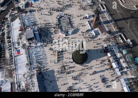 Vladivostok, Russie - 1er janvier 2020 : paysage urbain d'hiver, vue de dessus de la place de la ville. Banque D'Images