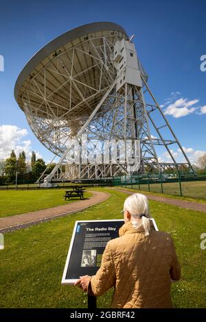 Royaume-Uni, Angleterre, Cheshire, Goostrey, Université de Manchester, Jodrell Bank, femme touriste senior au panneau d'information Banque D'Images