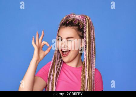 Jeune femme avec des dreadlocks montrant le geste OK Banque D'Images