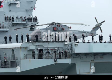 Le HMS Queen Elizabeth quitte Portsmouth en transportant des hélicoptères Merlin sur le pont Banque D'Images