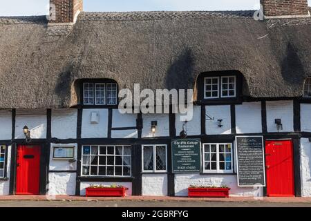 Angleterre, Hampshire, New Forest, Ringwood, bâtiment de chaume du XIVe siècle à colombages maintenant le restaurant Old Cottage Banque D'Images