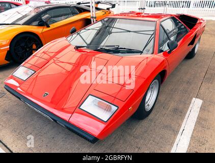 Vue des trois quarts avant d'un Lamborghini Countach 25th Anniversary Edition, dans le Supercar Legends Display, au Silverstone Classic 2021 Banque D'Images