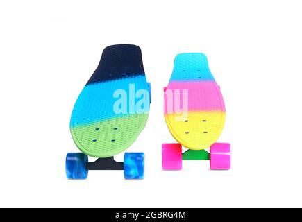 Deux planches à roulettes en plastique arc-en-ciel Penny sur fond blanc Banque D'Images