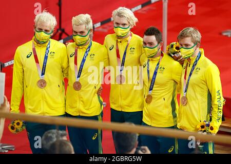 Tokyo, Japon. 04e août 2021. Cérémonie de remise des prix, cérémonie de la victoire, équipe AUS : Kelland O'BRIEN (AUS), 2 Sam WELSFORD (AUS), 80 Leigh HOWARD (AUS), 82 Lucas PLAPP (AUS), 3e place, médaille de bronze, médaille de bronze, médaillée de bronze, Médaillé de bronze, cérémonie de remise des médailles Bahnrad, Bahnradvierer, Cycling Track Homme's Team Pursuit aux Jeux Olympiques d'été 2020 de l'Izu Velodrome Shizuoka 23.07, de 4.08.2021. - 08.08.2021 à Tokyo/Japon. Credit: dpa/Alay Live News Banque D'Images