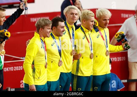 Tokyo, Japon. 04e août 2021. Cérémonie de remise des prix, cérémonie de victoire, Kelland O'BRIEN (AUS), Sam WELSFORD (AUS), Leigh HOWARD (AUS), Lucas PLAPP (AUS), 3e place, médaille de bronze, médaille de bronze, médaillé de bronze, Médaillé de bronze, piste de cérémonie de médaille quadruple, vélo d'appartement, course cycliste poursuite de l'équipe masculine à Izu Velodrome Shizuoka 4.08.2021 Jeux olympiques d'été 2020, de 23.07. - 08.08.2021 à Tokyo/Japon. Credit: dpa/Alay Live News Banque D'Images