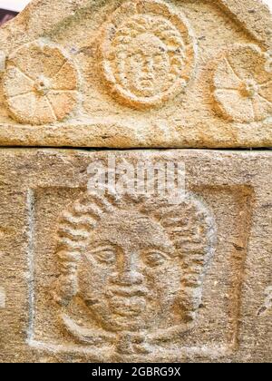 Bas relief décoration d'un sarcophage étrusque (4e cent av. J.-C.) - Musée archéologique national de Tarquinia, Italie Banque D'Images