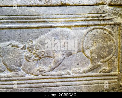 Bas relief décoration d'un sarcophage étrusque (4e cent av. J.-C.) - Musée archéologique national de Tarquinia, Italie Banque D'Images