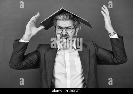 Homeschooling. Folie en ligne. Fournir des informations à jour précises. Un professeur tient un ordinateur portable pour surfer sur Internet. Ordinateur portable barbu sur la tête. Intéressant Banque D'Images