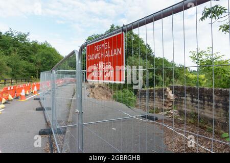 Fermeture de la route sur la B5605 Newbridge Wrexham après qu'une partie de la route s'est effondrée dans la rivière Dee pendant la tempête Christoph en janvier 2021 Banque D'Images