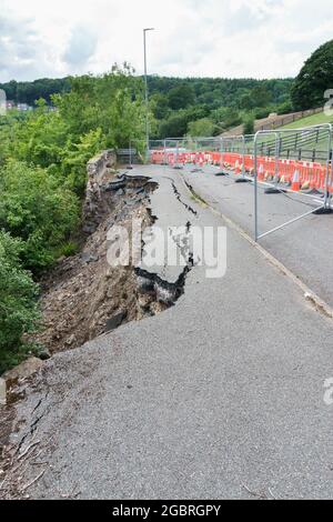 Fermeture de la route sur la B5605 Newbridge Wrexham après qu'une partie de la route s'est effondrée dans la rivière Dee pendant la tempête Christoph en janvier 2021 Banque D'Images