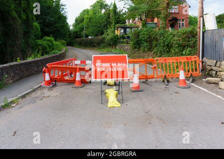 Route fermé des panneaux sur la B5605 Newbridge Wrexham après une partie de la route s'est effondrée dans la rivière Dee en raison de la pluie torrentielle pendant la tempête Christoph Banque D'Images