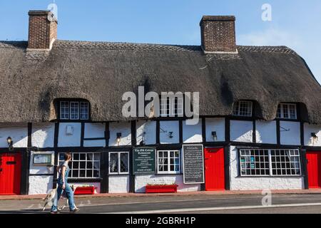 Angleterre, Hampshire, New Forest, Ringwood, bâtiment de chaume du XIVe siècle à colombages maintenant le restaurant Old Cottage Banque D'Images