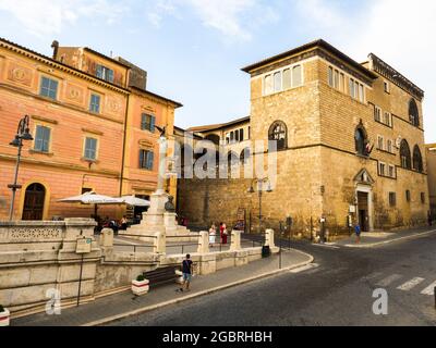 Le palais Renaissance de Vitelleschi qui abrite le musée archéologique national de Tarquinia - Tarquinia, Italie Banque D'Images