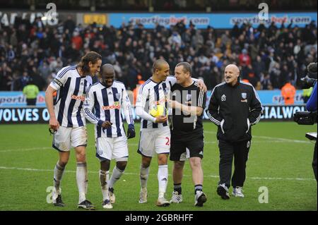 Peter Odemwingie de West Bromwich Albion se tient sur la balle de match après avoir marquant son tour de chapeau. Wolverhampton Wanderers contre West Bromwich Albion à Molineux 12 février 2012 Banque D'Images