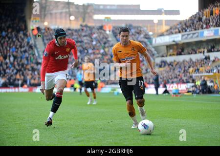 Matt Jarvis de Wolverhampton Wanderers et Chris Smalling de Manchester United. Wolverhampton Wanderers contre Manchester United, 18 mars 2012 Banque D'Images