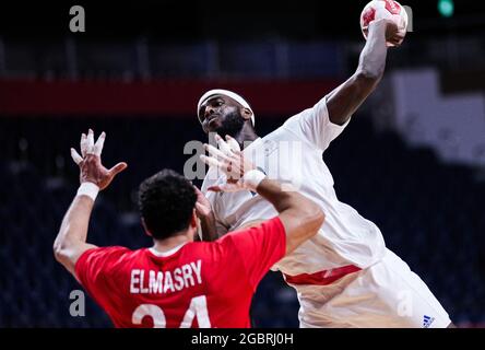 Tokyo. 5 août 2021. Dika Mem (R) de France est en compétition lors du match semi-fin des hommes de handball entre la France et l'Egypte aux Jeux Olympiques de Tokyo 2020 à Tokyo, au Japon, le 5 août 2021. Credit: Liu Dawei/Xinhua/Alay Live News Banque D'Images