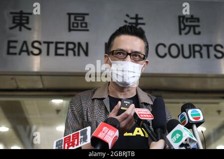 Anthony Wong conclut son discours avec des reporters en disant : « Hong Kong « Add Oil », une expression signifiant « bonne chance ! » En dehors du tribunal de district de l'est.la Commission indépendante contre la corruption (ICAC) a récemment arrêté le chanteur populaire de Hong Kong Anthony Wong et le militant démocratique au NOK-hin en vertu de l'ordonnance sur les élections (conduite corrompue et illégale), accusant Wong d'avoir exécuté deux chansons lors de l'élection partielle du Conseil législatif en mars 2018 pendant la campagne électorale d'au, Et au plus tard a déclaré les clips vidéo de performance sur les médias sociaux comme des annonces électorales. L'affaire a été introduite Banque D'Images