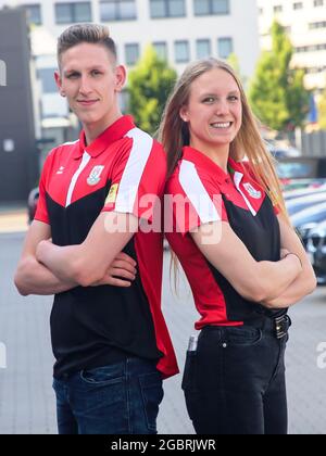 Lukas Märtens, nageur allemand, et Céline Rieder SC Magdeburg, nageur allemand, à l'adieu aux Jeux Olympiques de Tokyo en 2021 Banque D'Images