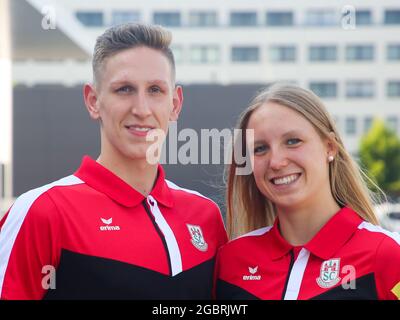 Lukas Märtens, nageur allemand, et Céline Rieder SC Magdeburg, nageur allemand, à l'adieu aux Jeux Olympiques de Tokyo en 2021 Banque D'Images