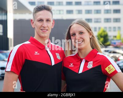 Lukas Märtens, nageur allemand, et Céline Rieder SC Magdeburg, nageur allemand, à l'adieu aux Jeux Olympiques de Tokyo en 2021 Banque D'Images