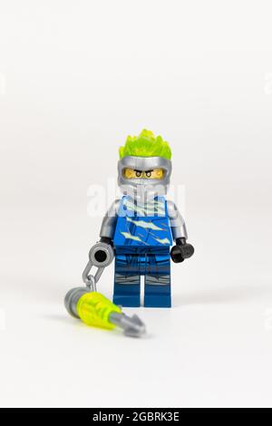 Ekaterinbourg. Russie. 04.08.2021. Jouet héros Jay dans un kimono bleu avec un kusarigama d'un ensemble de Lego ninjago sur fond blanc. Gros plan. Selecti Banque D'Images