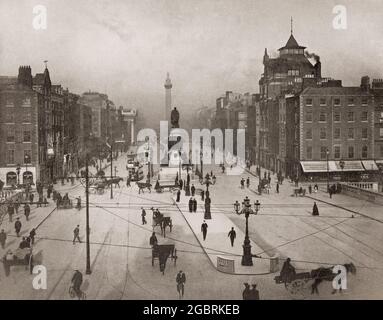 Vue aérienne de la fin du XIXe siècle sur le pont O'Connell, enjambant la rivière Liffey à Dublin et menant à O'Connell Street. Le pont original (nommé Pont Carlisle pour le lieutenant d'Irlande d'alors - Frederick Howard, 5e comte de Carlisle) a été conçu par James Gandon, et construit entre 1791 et 1794. Entre 1877 et 1880, le pont a été reconstruit et élargi et, lorsqu'il a rouvert vers 1882, il a été rebaptisé d'après Daniel O'Connell, alias le Libérateur, (1775-1847). Au-delà est la colonne de Nelson. Banque D'Images