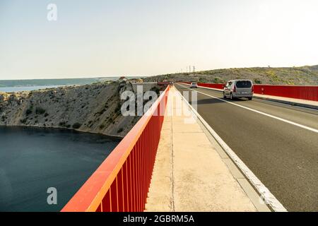 ZADAR, CROATIE - 10 juillet 2021 : une voiture traversant un long pont au-dessus du canyon de la rivière Zrmanja à Zadar, Croatie Banque D'Images