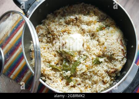 repas de mutton biryani dans une assiette sur la table. Banque D'Images