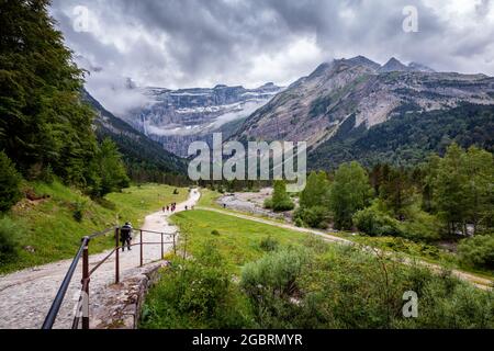 Le Cirque de Gavarnie est un cirque situé dans le centre des Pyrénées, dans le sud-ouest de la France, près de la frontière espagnole. Il est situé sur la commune de Gavarnie Banque D'Images