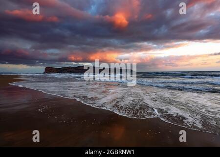 Magnifique vue estivale sur les paysages marins. Le sable humide sur la côte de la mer. Lever de soleil incroyable. Paysage du matin. Ondule avec de la mousse. Des endroits romantiques pour se détendre. Locati Banque D'Images