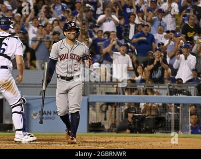 Los Angeles, États-Unis. 05 août 2021. Jose Altuve de Houston Astros est jalonné par des fans de Dodger après avoir lancé pour la troisième fois contre les Dodgers de Los Angeles qui ont commencé le pichet Max Scherzer pendant le septième repas au Dodger Stadium de Los Angeles le mercredi 4 août 2021. Les fans croient que les Astros ont volé le titre de la série mondiale 2017 des Dodgers, qui a perdu une série mondiale de sept jeux à Houston. Photo de Jim Ruymen/UPI crédit: UPI/Alay Live News Banque D'Images