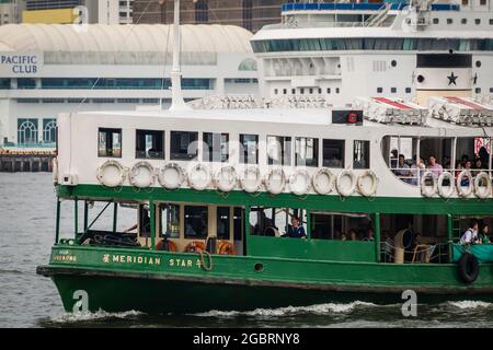 Le « Méridien Star », l'une des flottes de Star Ferry, traverse le port de Victoria jusqu'à l'embarcadère Central Ferry Pier 7 sur l'île de Hong Kong Banque D'Images