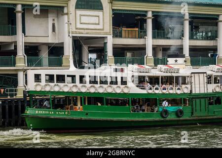 Le « Méridien Star », l'une des flottes de Star Ferry, à l'embarcadère Central Ferry Pier 7 sur l'île de Hong Kong, après avoir traversé le port Victoria depuis Tsim Sha Tsui Banque D'Images