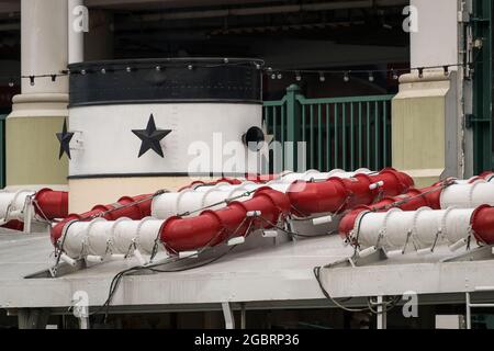 Détail du « Solar Star », l'une des flottes de Star Ferry, montrant l'entonnoir et les bouées de sauvetage, amarrés au Central Ferry Pier 7, île de Hong Kong Banque D'Images