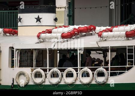 Image étroitement encadrée du « Solar Star », l'une des flottes de Star Ferry, amarrée à l'embarcadère Central Ferry Pier 7, sur l'île de Hong Kong Banque D'Images