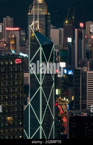 Les feux de la circulation nocturne sur Queensway encadrés par les gratte-ciel de Central et WAN Chai, île de Hong Kong Banque D'Images