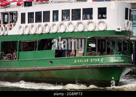 Image étroitement encadrée du « Solar Star », l'une des flottes de Star Ferry, à proximité de l'embarcadère Central Ferry Pier 7, sur l'île de Hong Kong Banque D'Images