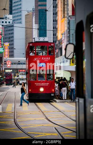 Trams sur la route des Voeux, Central, île de Hong Kong, au crépuscule Banque D'Images