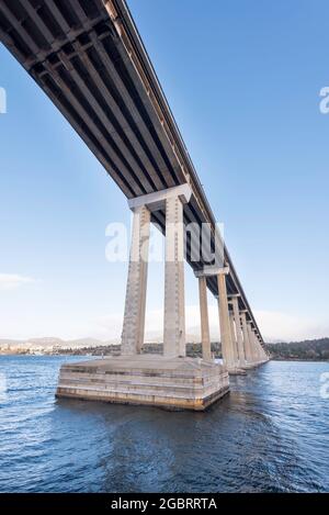 Le pont de Tasman, construit en 1964, traverse la Derwent River à Hobart, en Tasmanie, en Australie, sur une distance de 1,396 mètres (4,580 pieds) Banque D'Images