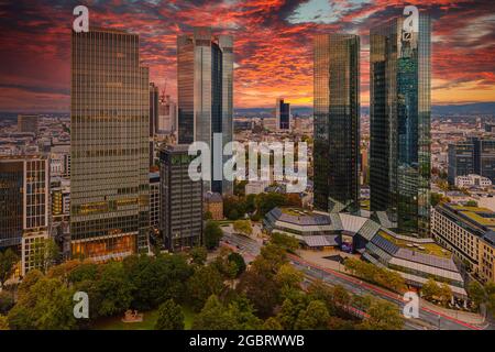 FRANCFORT, ALLEMAGNE - JUIN 25 2020 : lever de soleil brûlant derrière la ligne d'horizon de Francfort depuis Eurotheum à Francfort, Allemagne Banque D'Images