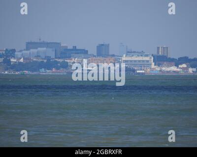 Sheerness, Kent, Royaume-Uni. 5 août 2021. Météo au Royaume-Uni : une journée ensoleillée et chaude à Sheerness, dans le Kent. Vue vers Southend sur Sea Pier. Crédit : James Bell/Alay Live News Banque D'Images