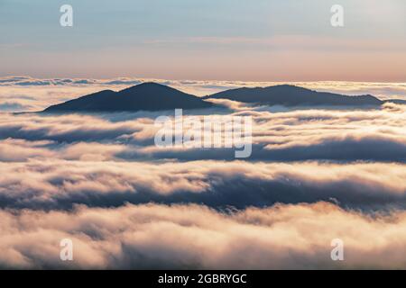 Une matinée sensationnelle avec du brouillard. Lever du soleil. Paysage avec hautes montagnes. La brume matinale. Lieu touristique. Paysage naturel. Banque D'Images