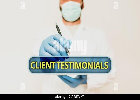 Témoignages de clients sur l'écriture manuscrite. Mot écrit sur recommandation écrite d'un client satisfait scientifique démontrant de nouvelles technologies, docteur Banque D'Images