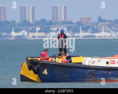 Sheerness, Kent, Royaume-Uni. 5 août 2021. Une bouée d'amarrage installée à la fin de l'ancienne jetée/quai de ferry de la ligne OLAU - utilisée pour la dernière fois par l'OLAU en 1994 - pour le nouveau ferry de fret « Maxine » de DFDS Calais-Sheerness, par le bateau de travail « abel » de Briggs Marine. Le nouveau traversier de fret utilise une berge temporaire à l'intérieur des quais Sheerness, mais sera bientôt transféré à l'ancienne berge ro-ro construite à cet effet. Le nouveau ferry a créé environ 100 emplois. Crédit : James Bell/Alay Live News Banque D'Images