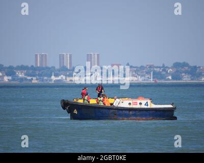 Sheerness, Kent, Royaume-Uni. 5 août 2021. Une bouée d'amarrage installée à la fin de l'ancienne jetée/quai de ferry de la ligne OLAU - utilisée pour la dernière fois par l'OLAU en 1994 - pour le nouveau ferry de fret « Maxine » de DFDS Calais-Sheerness, par le bateau de travail « abel » de Briggs Marine. Le nouveau traversier de fret utilise une berge temporaire à l'intérieur des quais Sheerness, mais sera bientôt transféré à l'ancienne berge ro-ro construite à cet effet. Le nouveau ferry a créé environ 100 emplois. Crédit : James Bell/Alay Live News Banque D'Images