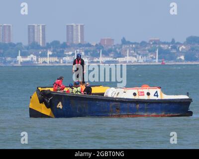 Sheerness, Kent, Royaume-Uni. 5 août 2021. Une bouée d'amarrage installée à la fin de l'ancienne jetée/quai de ferry de la ligne OLAU - utilisée pour la dernière fois par l'OLAU en 1994 - pour le nouveau ferry de fret « Maxine » de DFDS Calais-Sheerness, par le bateau de travail « abel » de Briggs Marine. Le nouveau traversier de fret utilise une berge temporaire à l'intérieur des quais Sheerness, mais sera bientôt transféré à l'ancienne berge ro-ro construite à cet effet. Le nouveau ferry a créé environ 100 emplois. Crédit : James Bell/Alay Live News Banque D'Images