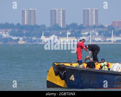 Sheerness, Kent, Royaume-Uni. 5 août 2021. Une bouée d'amarrage installée à la fin de l'ancienne jetée/quai de ferry de la ligne OLAU - utilisée pour la dernière fois par l'OLAU en 1994 - pour le nouveau ferry de fret « Maxine » de DFDS Calais-Sheerness, par le bateau de travail « abel » de Briggs Marine. Le nouveau traversier de fret utilise une berge temporaire à l'intérieur des quais Sheerness, mais sera bientôt transféré à l'ancienne berge ro-ro construite à cet effet. Le nouveau ferry a créé environ 100 emplois. Crédit : James Bell/Alay Live News Banque D'Images