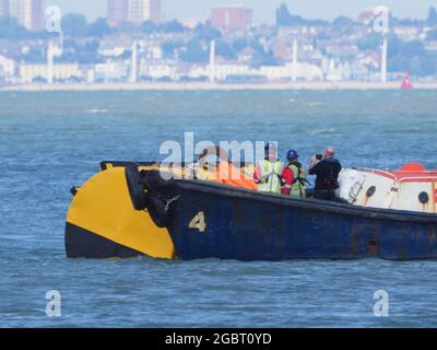 Sheerness, Kent, Royaume-Uni. 5 août 2021. Une bouée d'amarrage installée à la fin de l'ancienne jetée/quai de ferry de la ligne OLAU - utilisée pour la dernière fois par l'OLAU en 1994 - pour le nouveau ferry de fret « Maxine » de DFDS Calais-Sheerness, par le bateau de travail « abel » de Briggs Marine. Le nouveau traversier de fret utilise une berge temporaire à l'intérieur des quais Sheerness, mais sera bientôt transféré à l'ancienne berge ro-ro construite à cet effet. Le nouveau ferry a créé environ 100 emplois. Crédit : James Bell/Alay Live News Banque D'Images