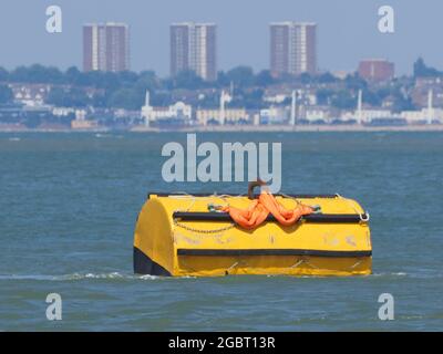 Sheerness, Kent, Royaume-Uni. 5 août 2021. Une bouée d'amarrage installée à la fin de l'ancienne jetée/quai de ferry de la ligne OLAU - utilisée pour la dernière fois par l'OLAU en 1994 - pour le nouveau ferry de fret « Maxine » de DFDS Calais-Sheerness, par le bateau de travail « abel » de Briggs Marine. Le nouveau traversier de fret utilise une berge temporaire à l'intérieur des quais Sheerness, mais sera bientôt transféré à l'ancienne berge ro-ro construite à cet effet. Le nouveau ferry a créé environ 100 emplois. Crédit : James Bell/Alay Live News Banque D'Images